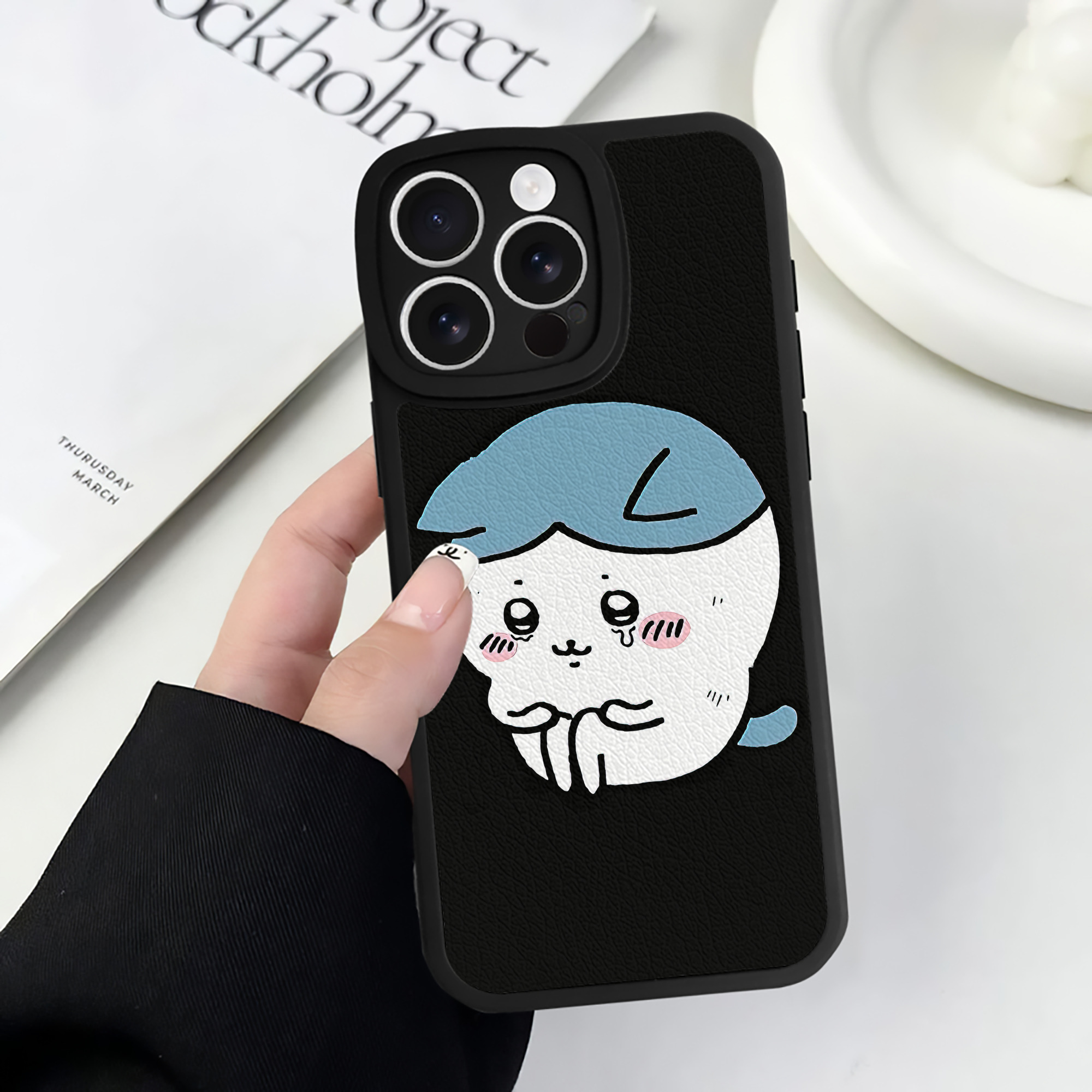 （画像用） ちいかわ ハチワレ Chii-kawa hachiware 【iPhone 16シリーズ対応】シリコンスマホケース（レザー調） 材質：シリコン